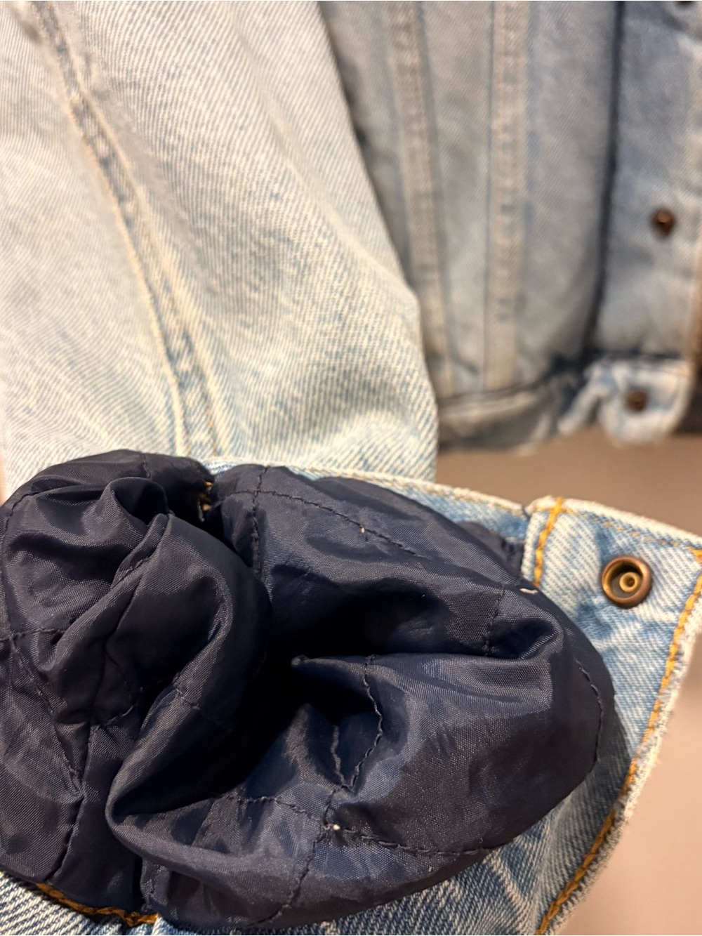 Vintage Levi's Denim Jacket with Sherpa Lining - Picture 5 of 5